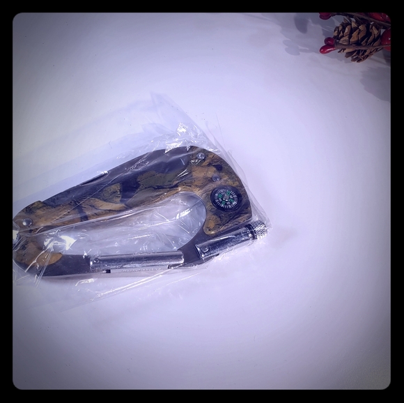 4/$20 Multitool Large 4 in 1 keychain/carribeener - Picture 3 of 4